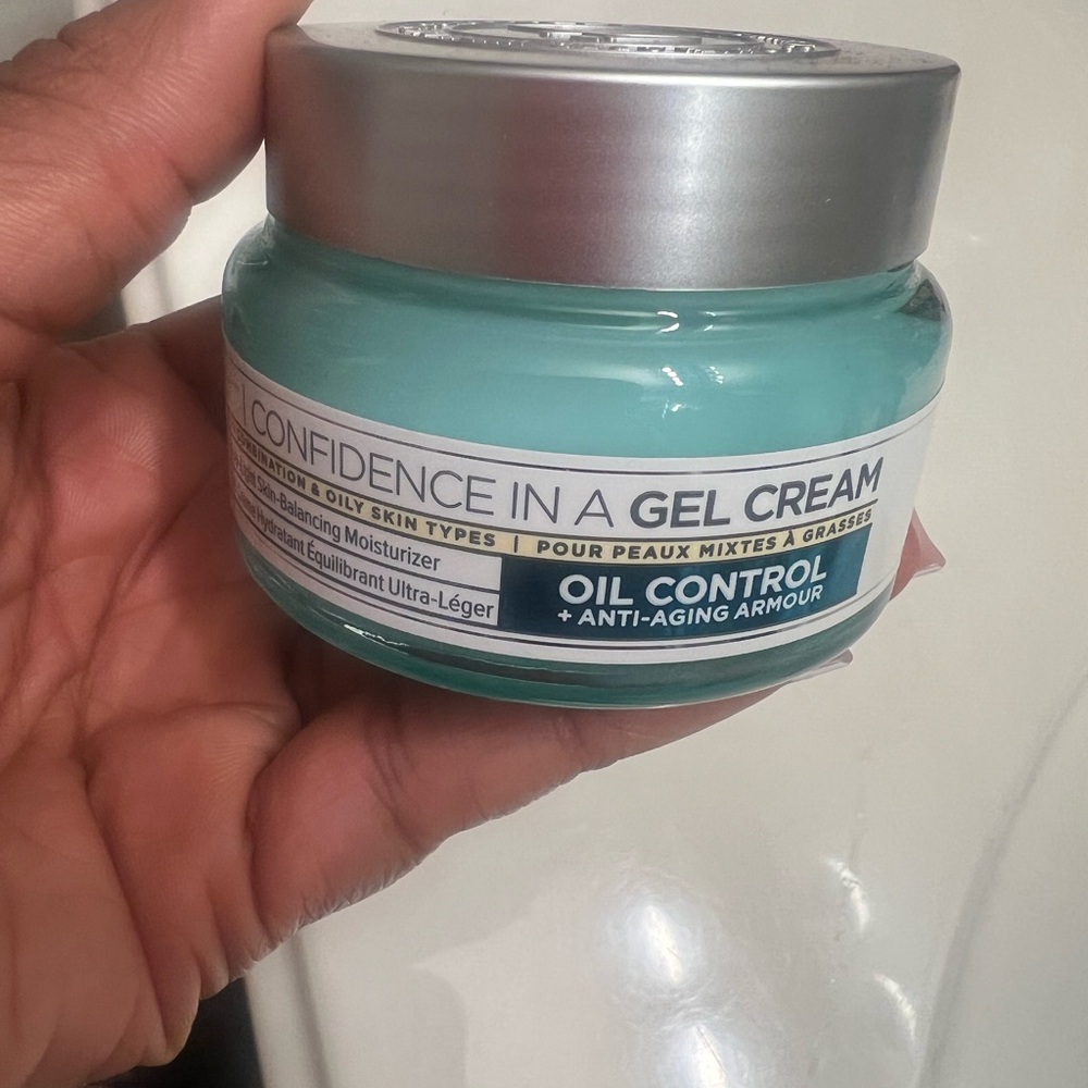 It Cosmetics Blue and Silver Moisturizer Gel Cream